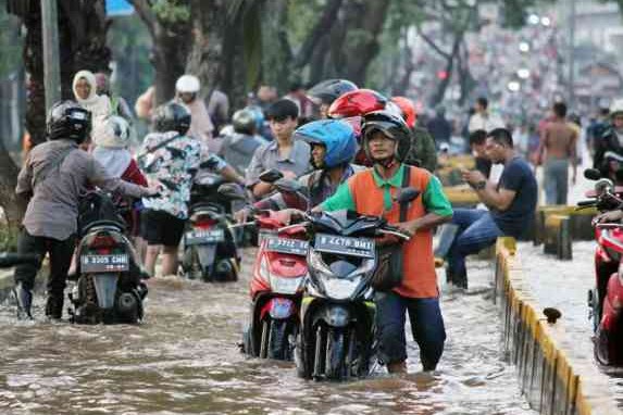 Teknik Supaya Tidak Mogok Saat Menerjang Banjir Dengan Motor Matic