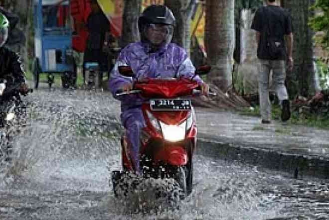 Cara Supaya Aman Saat Terjang Banjir Menggunakan Motor Matic