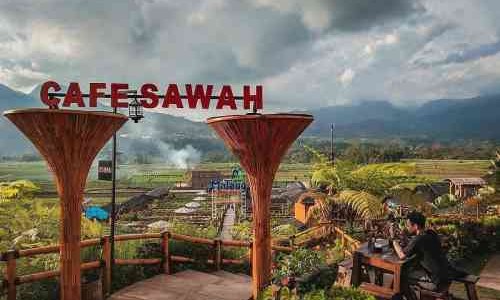 Manikmati Makanan Sambil Menikmati Pemandangan Alam di Cafe Sawah