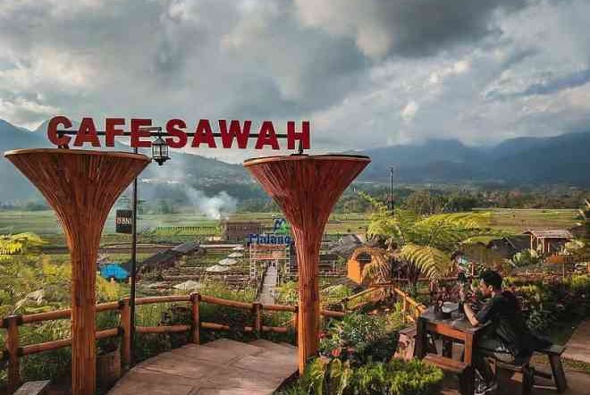 Manikmati Makanan Sambil Menikmati Pemandangan Alam di Cafe Sawah
