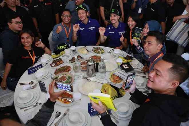 Senangnya Valentino Rossi Ketemu Penggemarnya di Indonesia