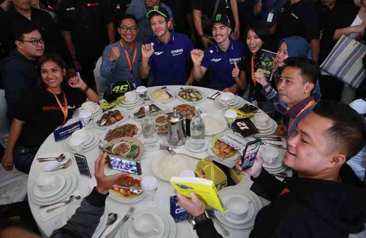 Senangnya Valentino Rossi Ketemu Penggemarnya di Indonesia