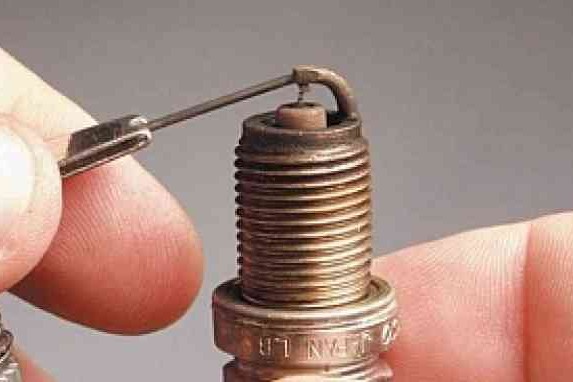 Kamu Bisa Mengetahui Kondisi Mesin Motor Melalui Busi