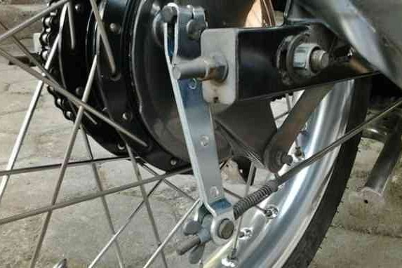 Motor Kamu Masih Pakai Rem Tromol, Begini Cara Setting Jarak Bebas Rem Teromol