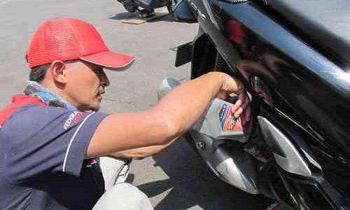 Musim Hujan Malas Ke Bengkel Buat Ganti Oli, Ganti Sendiri Bisa Kok