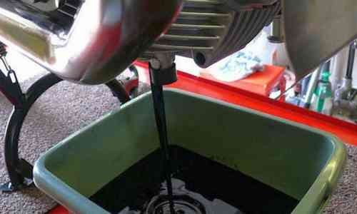 Tahu Gak, Kenapa Oli Mesin Yang Sudah Dipakai Berwarna Hitam ?