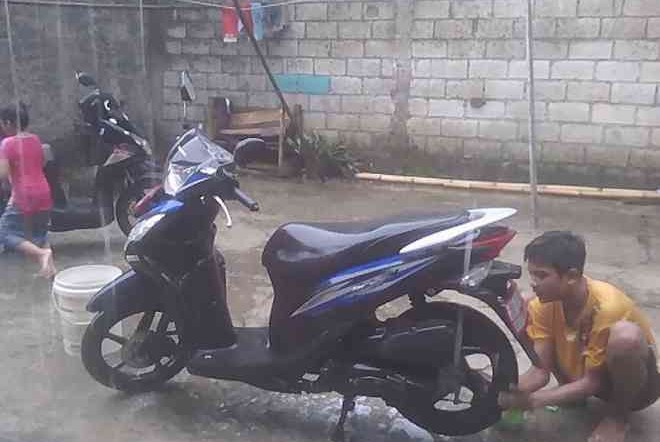 Efek Buruk Jika Malas Cuci Motor Saat Musim Hujan