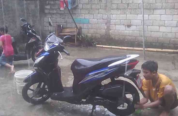 Efek Buruk Jika Malas Cuci Motor Saat Musim Hujan