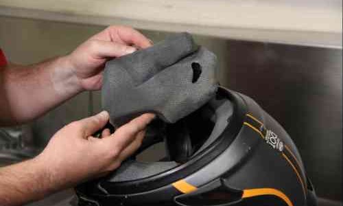 Biar Gak Jenuh Selama PSBB, Yuk Bersihin Helm Sendiri Biar Tidak Bau