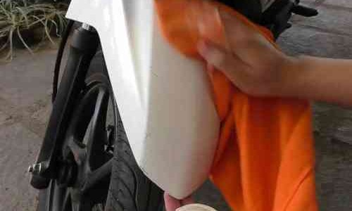 Cara Mudah Menghilangkan Bekas Stiker di Bodi Motor