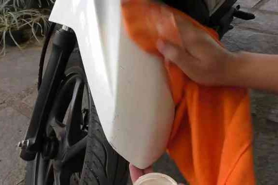 Cara Mudah Menghilangkan Bekas Stiker di Bodi Motor