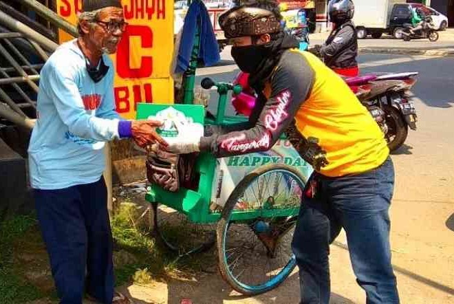 Komunitas Honda PCX Tangerang Bagikan Sembako Untuk Masyarakat Terdampak Corona