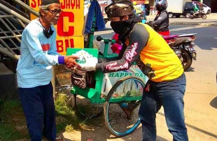 Komunitas Honda PCX Tangerang Bagikan Sembako Untuk Masyarakat Terdampak Corona