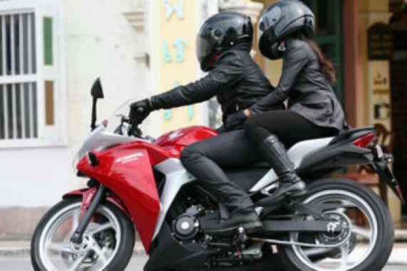 Cara Aman Boncengan Dengan Motor Sport