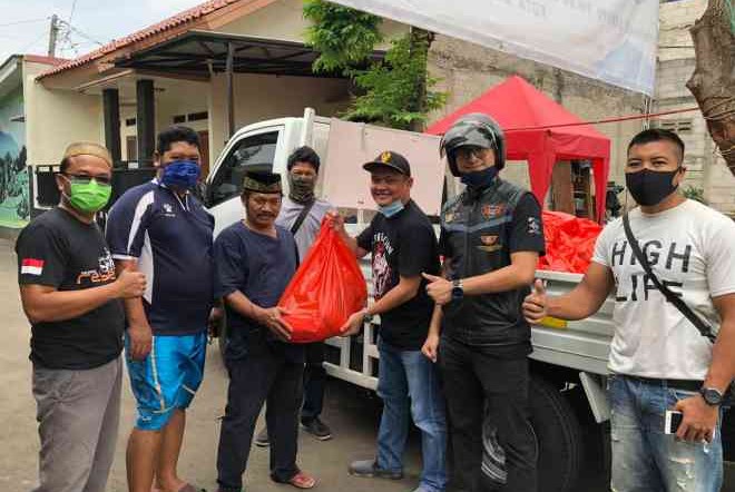 Komunitas Rebel Owner Community Bagikan Sembako Untuk Warga Terdampak Corona