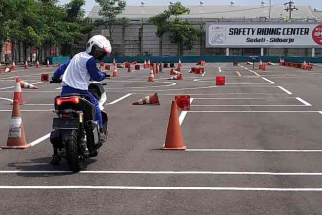 Pentingnya Menoleh ke Belakang Sebelum Memulai Berkendara