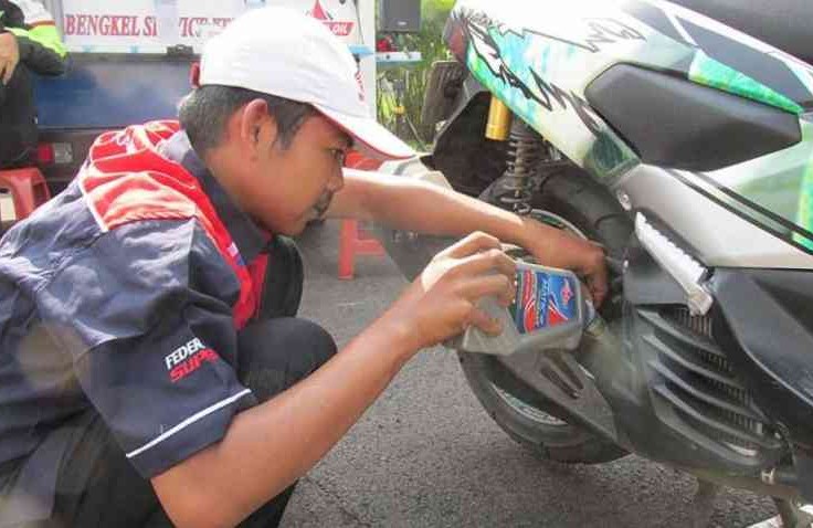 Yang Boleh Dan Tidak Boleh Dilakukan Saat Kamu Ganti Oli Mesin