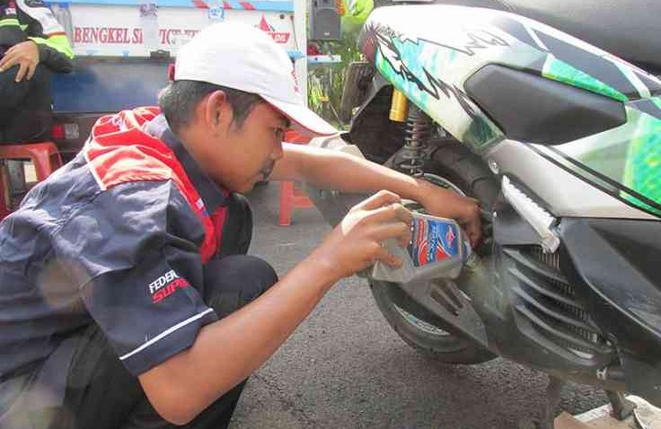 Masih WFH, Ganti Oli di Rumah Aja, Begini Caranya