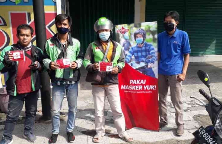 Bersama Lawan Virus Corona, Federal Oil Bagikan Ribuan Masker Kepada Konsumen