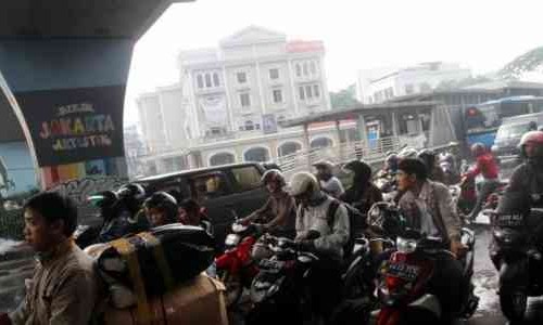 Kapan Waktu Yang Tepat Ganti Oli Mesin Untuk Motor Yang Sering Kena Macet