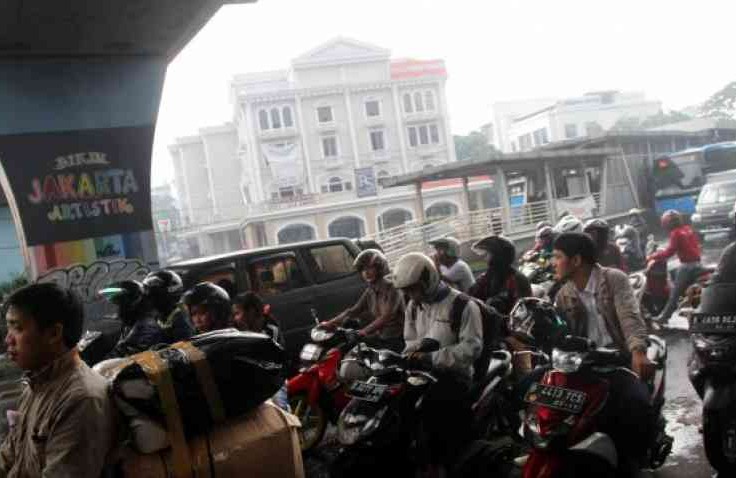 Kapan Waktu Yang Tepat Ganti Oli Mesin Untuk Motor Yang Sering Kena Macet