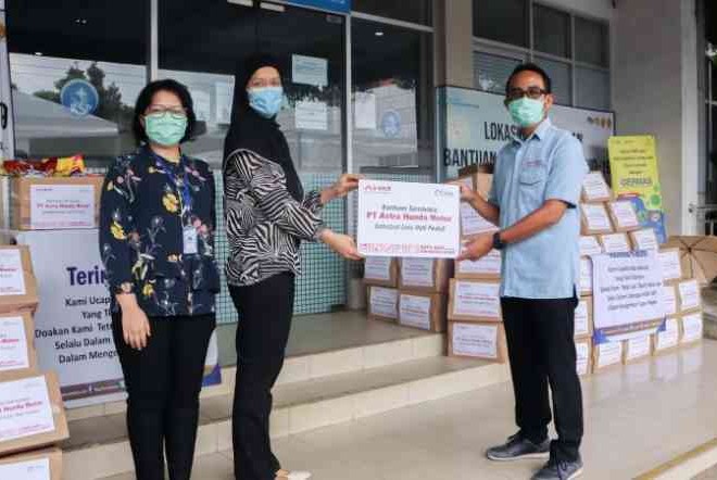 Salurkan Bantuan Tahap Ketiga, AHM Bagi 990 Sembako untuk Pendukung Petugas Medis