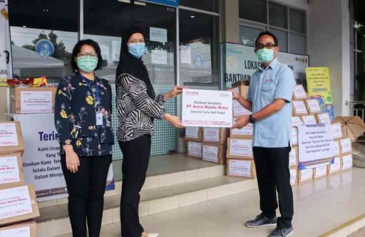 Salurkan Bantuan Tahap Ketiga, AHM Bagi 990 Sembako untuk Pendukung Petugas Medis