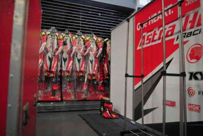  Cara Merawat Baju Balap Ala Pembalap Astra Honda
