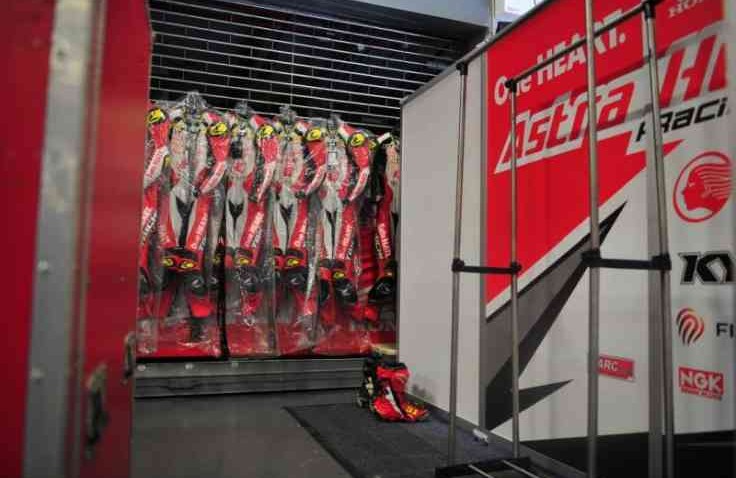  Cara Merawat Baju Balap Ala Pembalap Astra Honda