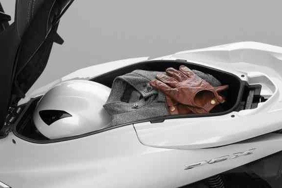 Tips Membawa Barang di Bagasi Motor Supaya Aman