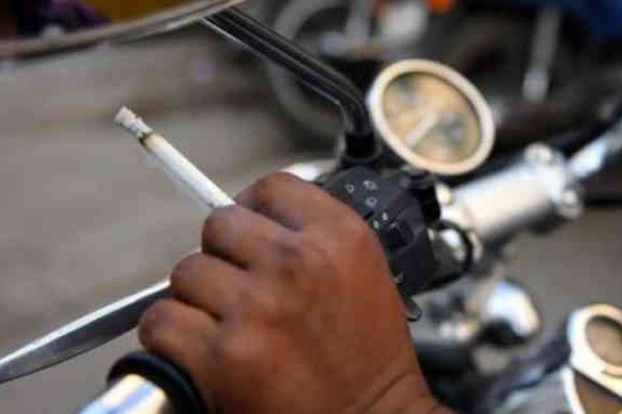 Buat Yang Masih Nekad Merokok Sambil Berkendara, Nih Hukumannya