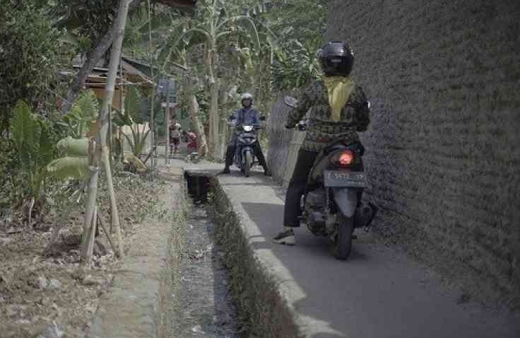 Tips Berkendara Aman Melewati Jalan Sempit