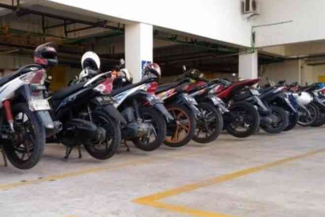 Saat Parkir Motor,Aman Pakai Standar Tengah Apa Samping