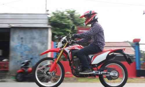 Tips Mengendarai Motor Trail Untuk Pemula