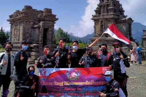 Keren, Komunitas Motor Asal tangerang Ini Adakan Upacara Bendera di candi Arjuna