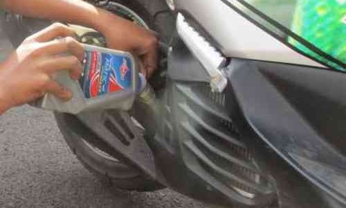 Mau Ganti Oli Motor Matic Di Rumah, Begini Caranya