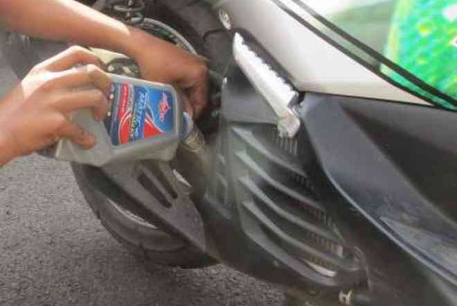 Mau Ganti Oli Motor Matic Di Rumah, Begini Caranya
