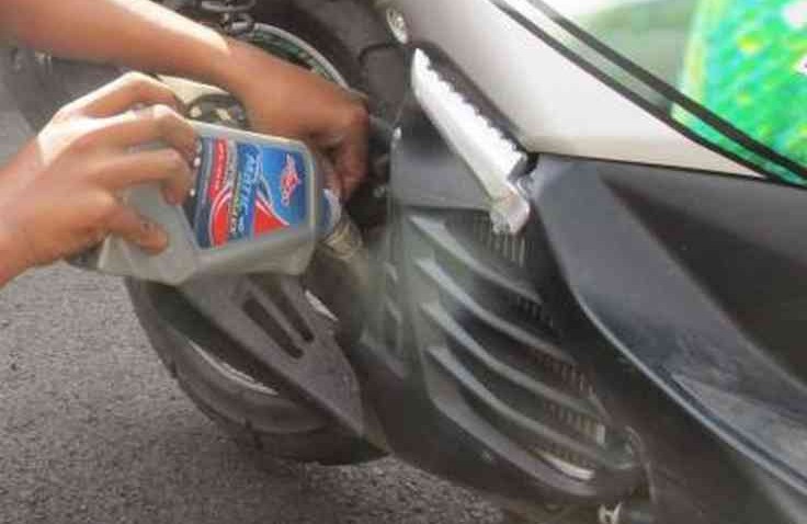 Mau Ganti Oli Motor Matic Di Rumah, Begini Caranya