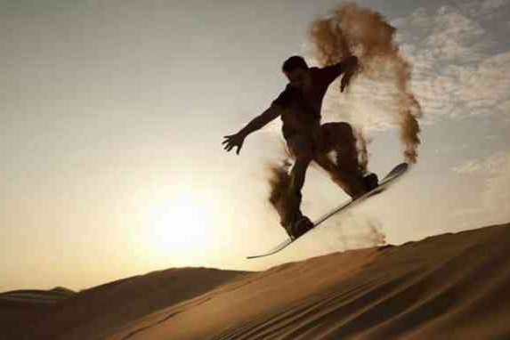 Liburan di Pantai Parangkusumo Makin Asyik Bisa Main Sandboarding