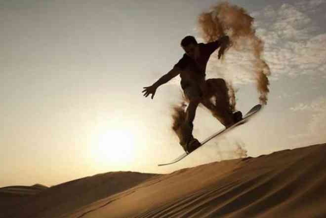 Liburan di Pantai Parangkusumo Makin Asyik Bisa Main Sandboarding