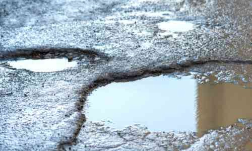 Tips Berkendara Aman Melintasi Jalan Yang Berlubang