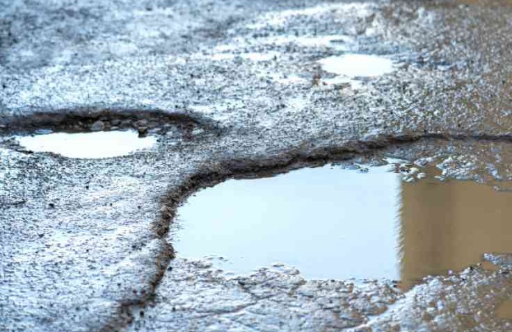 Tips Berkendara Aman Melintasi Jalan Yang Berlubang