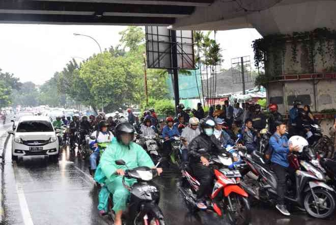 Awas, Jangan Berteduh di Kolong Jembatan Saat Hujan, Bisa Kena Sangsi Karena Masuk Dalam Pelanggaran Lalu Lintas