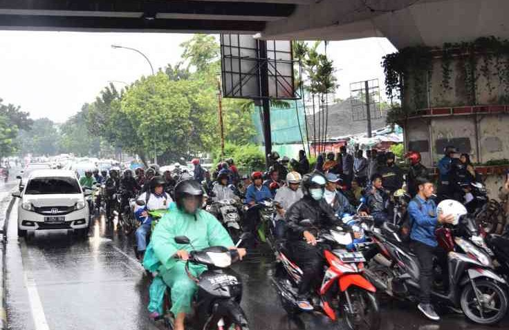 Awas, Jangan Berteduh di Kolong Jembatan Saat Hujan, Bisa Kena Sangsi Karena Masuk Dalam Pelanggaran Lalu Lintas