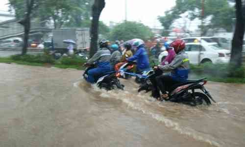 Batas Aman Menerjang Banjir Pakai Motor Matic