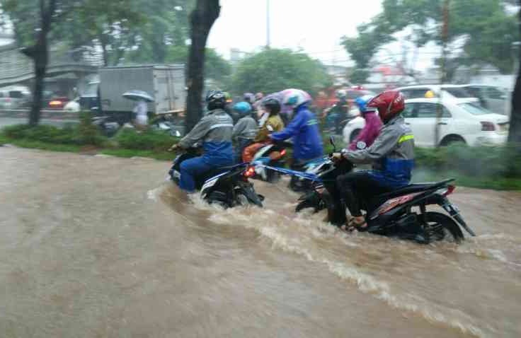 Batas Aman Menerjang Banjir Pakai Motor Matic