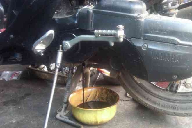 Baru Ganti Oli Tapi Sudah Berwarna Hitam, Mungkin Ini Penyebabnya