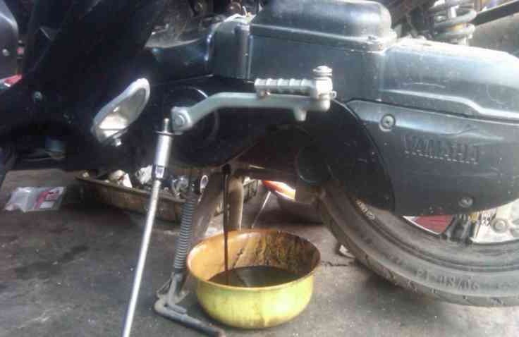 Baru Ganti Oli Tapi Sudah Berwarna Hitam, Mungkin Ini Penyebabnya