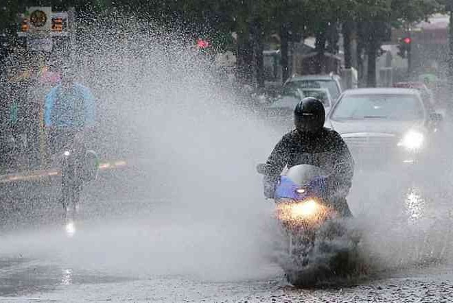 Waspada Hydroplaning, Begini Trik Lewati Genangain Air Saat Hujan Deras