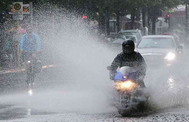 Waspada Hydroplaning, Begini Trik Lewati Genangain Air Saat Hujan Deras
